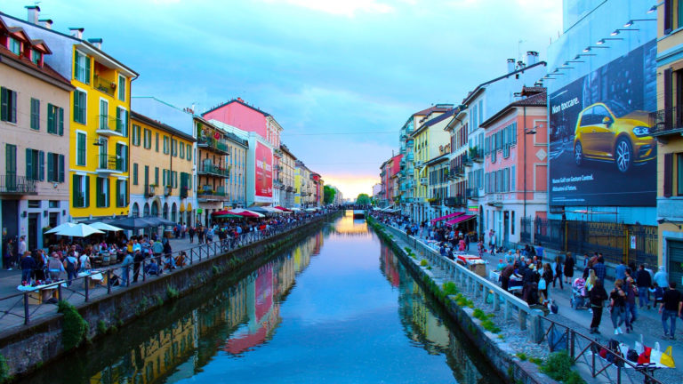 Milano: folla e birra sui Navigli, scatta la polemica! Milano: folla e birra sui Navigli, scatta la polemica!