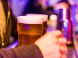 Come bere la birra: il percorso che coinvolge tutti e 5 i sensi