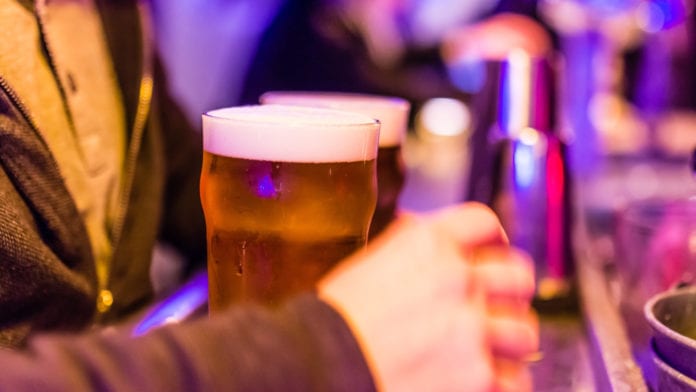 Come bere la birra: il percorso che coinvolge tutti e 5 i sensi