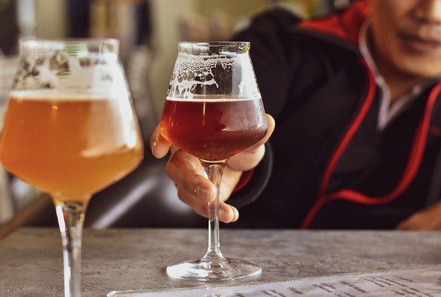 due bicchieri di birra sul tavolo