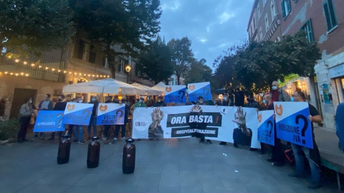 Proteste per i nuovi DPCM. A Roma la birra scaduta finisce per strada!