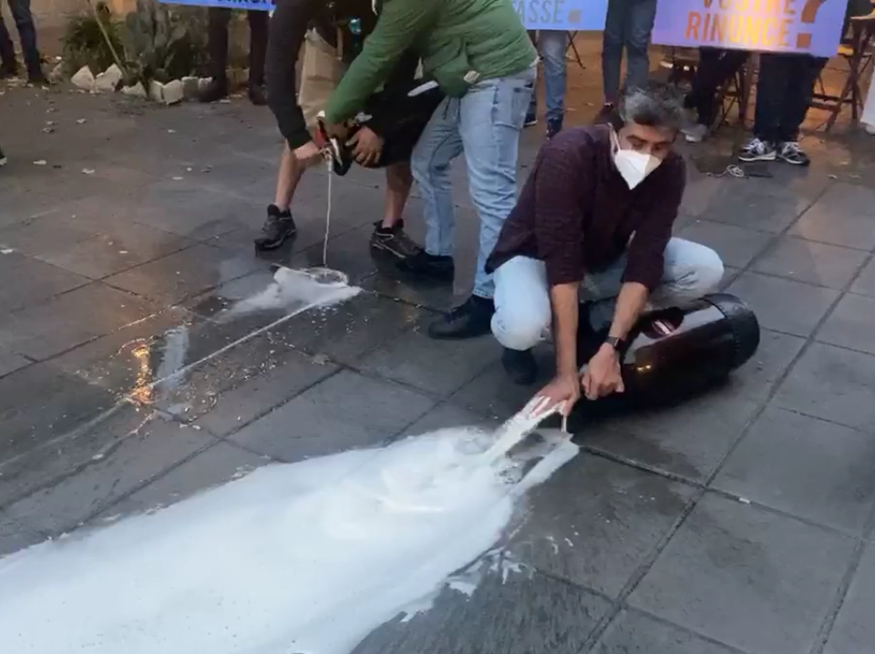 fusti di birra per strada