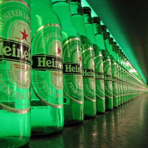 bottiglie allineate Heineken che simboleggiano l'interruzione della produzione causa Covid-19