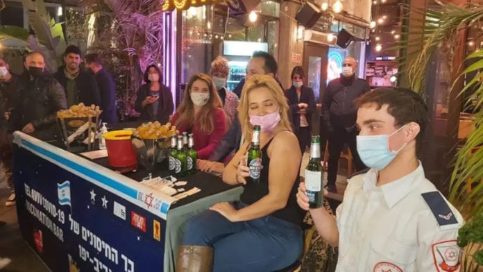 Birra gratis contro il Covid-19: Così Tel Aviv incentiva i vaccini tra i giovani