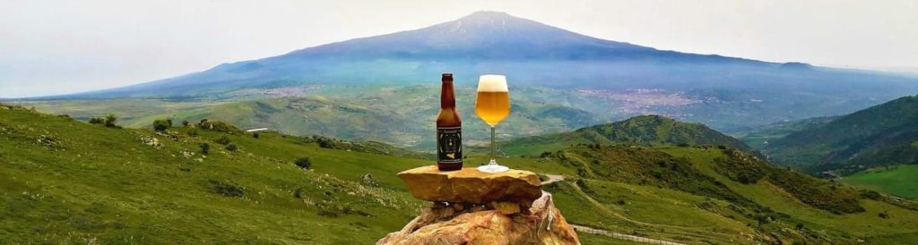 birra accussi su sfondo vallata 